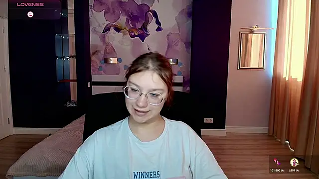 Snapshot of AngelinaLow chatting on 10-21-25, 11:33 AngelinaLow online show from 10-21-25, 11:33