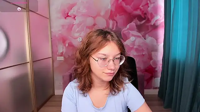 Snapshot of AngelinaLow chatting on 10-26-25, 06:30 AngelinaLow online show from 10-26-25, 06:30