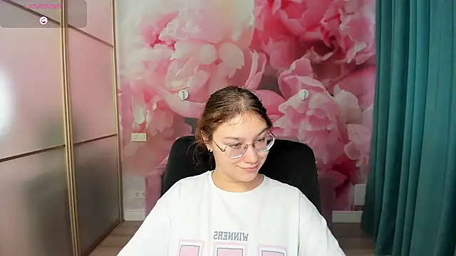 Snapshot of AngelinaLow chatting on 10-27-25, 12:31 AngelinaLow online show from 10-27-25, 12:31