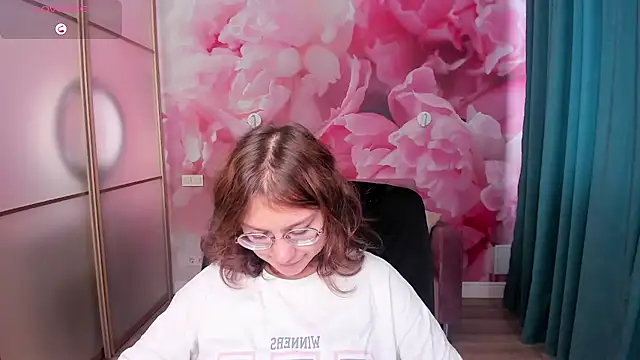 Snapshot of AngelinaLow chatting on 10-28-25, 12:30 AngelinaLow online show from 10-28-25, 12:30