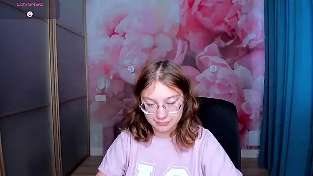 Snapshot of AngelinaLow chatting on 11-03-25, 12:28 AngelinaLow online show from 11-03-25, 12:28