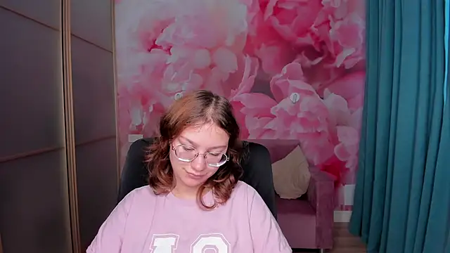 Snapshot of AngelinaLow chatting on 11-04-25, 12:26 AngelinaLow online show from 11-04-25, 12:26