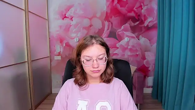 Snapshot of AngelinaLow chatting on 11-06-25, 12:28 AngelinaLow online show from 11-06-25, 12:28