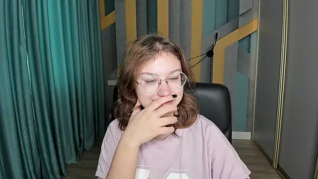 Snapshot of AngelinaLow chatting on 11-08-25, 06:24 AngelinaLow online show from 11-08-25, 06:24