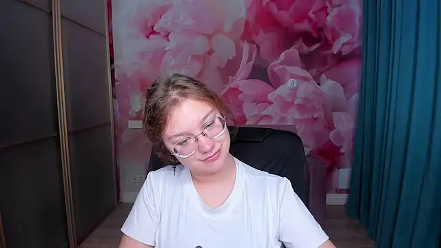 Snapshot of AngelinaLow chatting on 11-09-25, 06:23 AngelinaLow online show from 11-09-25, 06:23