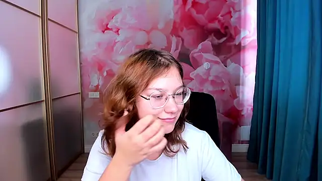 Snapshot of AngelinaLow chatting on 11-14-25, 12:26 AngelinaLow online show from 11-14-25, 12:26