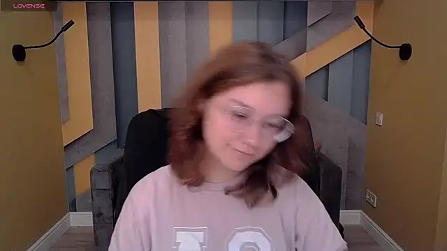 Snapshot of AngelinaLow chatting on 11-16-25, 06:41 AngelinaLow online show from 11-16-25, 06:41