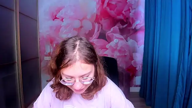 Snapshot of AngelinaLow chatting on 11-17-25, 12:22 AngelinaLow online show from 11-17-25, 12:22