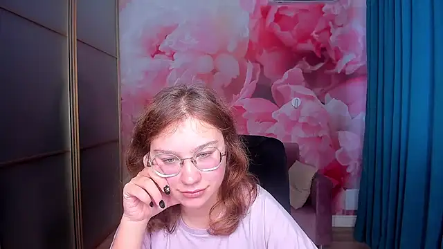 Snapshot of AngelinaLow chatting on 11-18-25, 12:42 AngelinaLow online show from 11-18-25, 12:42