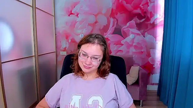 Snapshot of AngelinaLow chatting on 11-21-25, 12:26 AngelinaLow online show from 11-21-25, 12:26