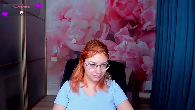 Snapshot of AngelinaLow chatting on 11-28-25, 12:30 AngelinaLow online show from 11-28-25, 12:30