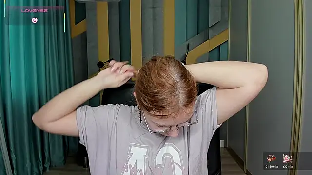 Snapshot of AngelinaLow chatting on 12-18-25, 12:22 AngelinaLow online show from 12-18-25, 12:22