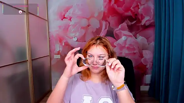 Snapshot of AngelinaLow chatting on 12-20-25, 06:31 AngelinaLow online show from 12-20-25, 06:31