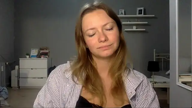 Snapshot of MillieShow chatting on 12-22-25, 11:02 MillieShow online show from 12-22-25, 11:02