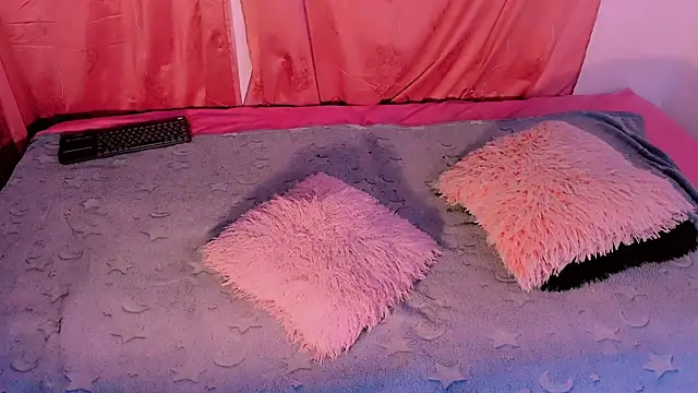 Snapshot of Mariana-ofc chatting on 11-12-25, 11:10 Mariana-ofc online show from 11-12-25, 11:10