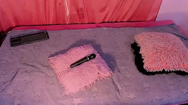 Snapshot of Mariana-ofc chatting on 11-15-25, 11:07 Mariana-ofc online show from 11-15-25, 11:07