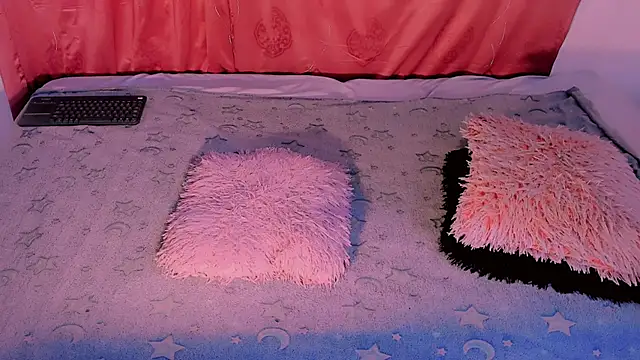 Snapshot of Mariana-ofc chatting on 11-28-25, 10:18 Mariana-ofc online show from 11-28-25, 10:18