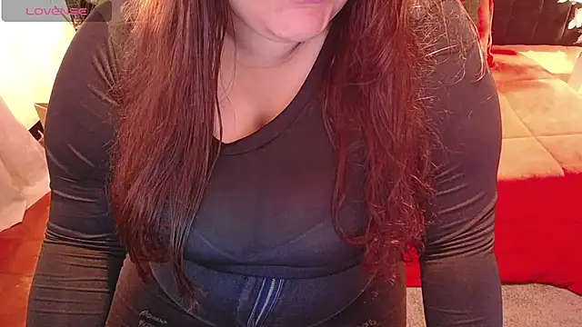 Snapshot of ailyn_maury chatting on 05-15-26, 01:29 ailyn maury online show from 05-15-26, 01:29