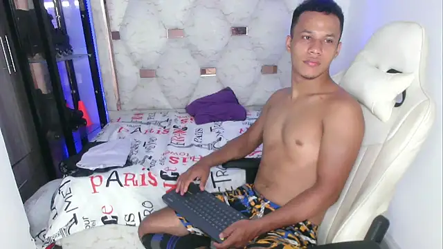 Snapshot of sex_mikee chatting on 03-13-25, 07:20 sex mikee online show from 03-13-25, 07:20