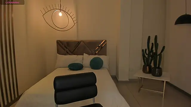 MaiaCollins online show from 10-19-25, 04:40