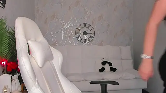 Snapshot of babyisperfect chatting on 10-21-25, 03:29 babyisperfect online show from 10-21-25, 03:29