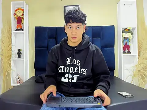 Snapshot of Jhojan_twink chatting on 09-21-25, 11:23 Jhojan twink online show from 09-21-25, 11:23