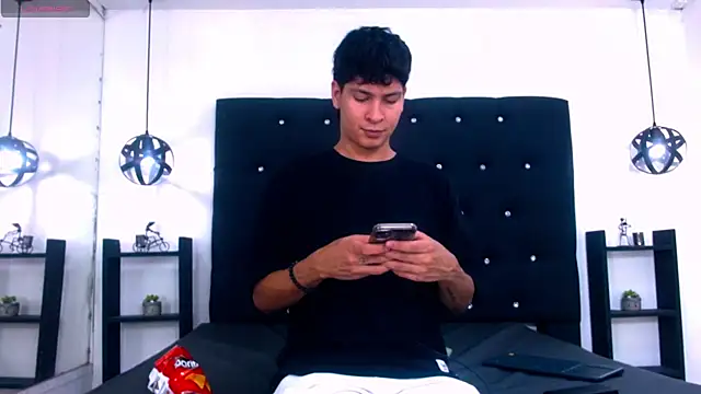 Snapshot of Jhojan_twink chatting on 11-18-25, 04:17 Jhojan twink online show from 11-18-25, 04:17