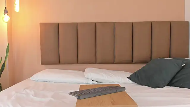 Snapshot of honeygray02 chatting on 10-24-25, 12:23 honeygray02 online show from 10-24-25, 12:23