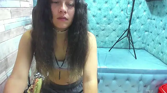 Snapshot of Lizeth_Garcia chatting on 10-18-25, 12:06 Lizeth Garcia online show from 10-18-25, 12:06