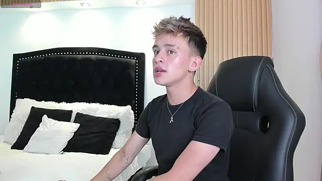 LiamWildx20 online show from 07-17-26, 04:30