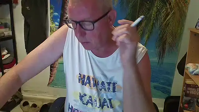 Snapshot of JamesBauer chatting on 06-11-26, 04:32 JamesBauer online show from 06-11-26, 04:32