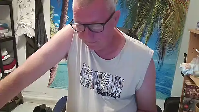 Snapshot of JamesBauer chatting on 06-13-26, 04:43 JamesBauer online show from 06-13-26, 04:43