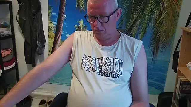 Snapshot of JamesBauer chatting on 06-15-26, 05:31 JamesBauer online show from 06-15-26, 05:31