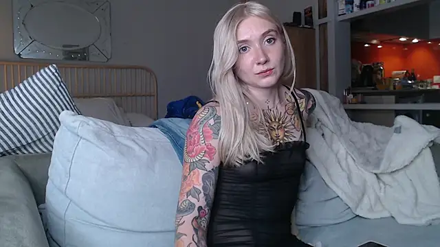 Snapshot of tattoobbgirl chatting on 03-19-25, 05:28 tattoobbgirl online show from 03-19-25, 05:28