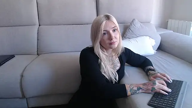 Snapshot of tattoobbgirl chatting on 09-22-25, 11:12 tattoobbgirl online show from 09-22-25, 11:12