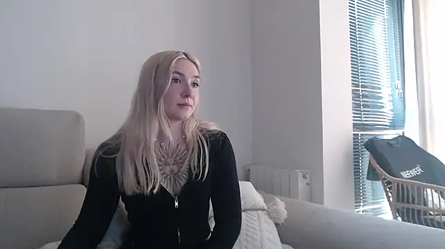 Snapshot of tattoobbgirl chatting on 10-15-25, 11:32 tattoobbgirl online show from 10-15-25, 11:32