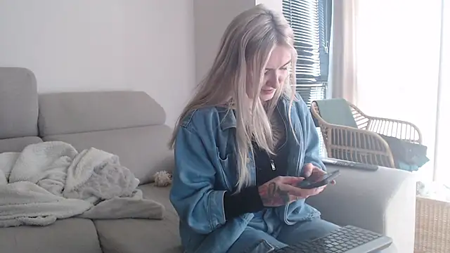 Snapshot of tattoobbgirl chatting on 12-18-25, 03:29 tattoobbgirl online show from 12-18-25, 03:29