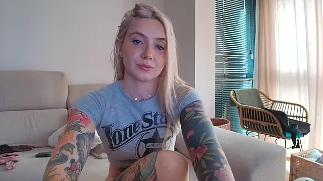 Snapshot of tattoobbgirl chatting on 02-12-26, 04:13 tattoobbgirl online show from 02-12-26, 04:13
