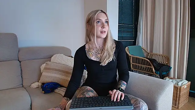 Snapshot of tattoobbgirl chatting on 03-06-26, 05:42 tattoobbgirl online show from 03-06-26, 05:42