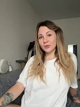 Snapshot of mollygirll chatting on 11-18-25, 11:03 mollygirll online show from 11-18-25, 11:03