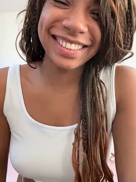 Snapshot of Lirioafro chatting on 03-16-26, 01:04 Lirioafro online show from 03-16-26, 01:04