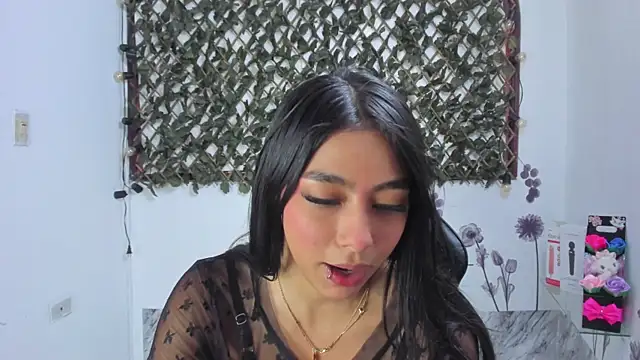 Snapshot of Sarahbrowm_ chatting on 10-21-25, 07:03 Sarahbrowm  online show from 10-21-25, 07:03