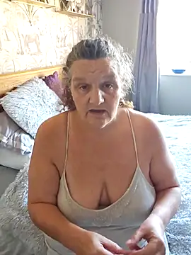 Snapshot of MissQueenBeex chatting on 10-12-25, 12:15 MissQueenBeex online show from 10-12-25, 12:15