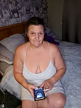 Snapshot of MissQueenBeex chatting on 10-13-25, 07:58 MissQueenBeex online show from 10-13-25, 07:58