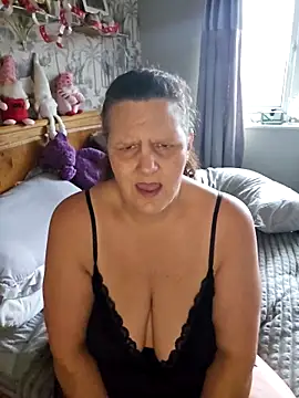 Snapshot of MissQueenBeex chatting on 12-18-25, 11:05 MissQueenBeex online show from 12-18-25, 11:05