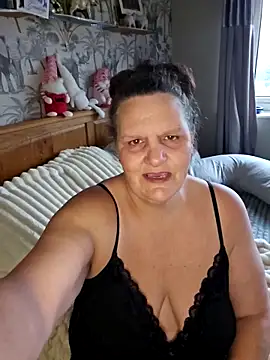 Snapshot of MissQueenBeex chatting on 12-21-25, 12:56 MissQueenBeex online show from 12-21-25, 12:56