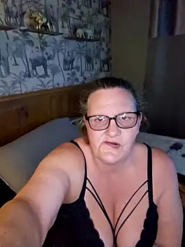 MissQueenBeex online show from 04-18-26, 07:51