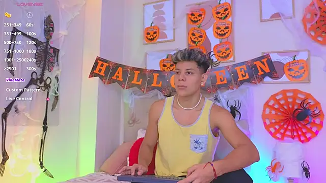 Snapshot of Almiboys chatting on 10-27-25, 01:31 Almiboys online show from 10-27-25, 01:31
