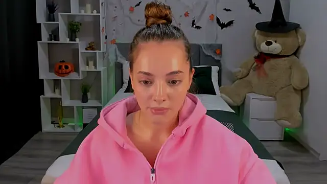 MelanieAlves online show from 10-20-25, 05:57