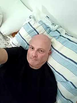 Alexis Bull online show from 04-27-26, 01:20